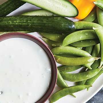 Sebzeler ve Limon Sarımsaklı Çırpılmış Beyaz Peynir Sosu