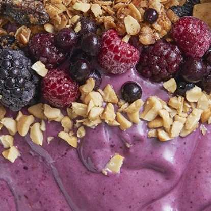 Üçlü Meyveli Kaju Ezmeli Beyin Güçlendirici Smoothie Bowl